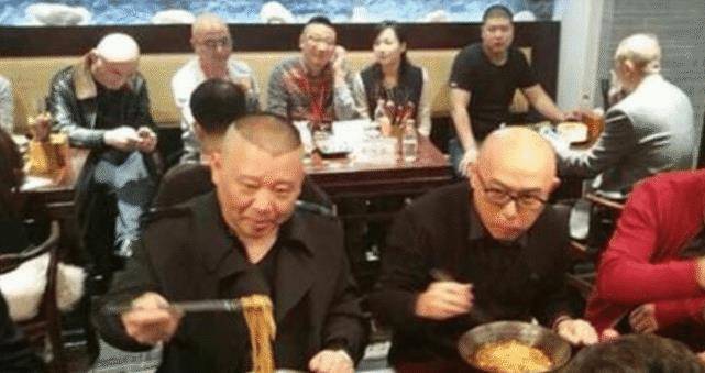 华为手机掉了没开定位吗
:郭德纲在天津开面馆，去吃了一份面后，结账：没算错账吗？