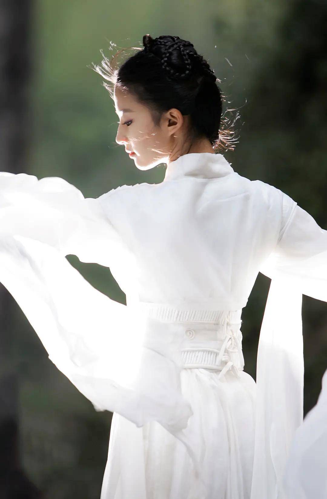 简单版的鬼步舞小苹果:盘点古装剧里的经典好看的白衣美女造型-第5张图片-太平洋在线下载