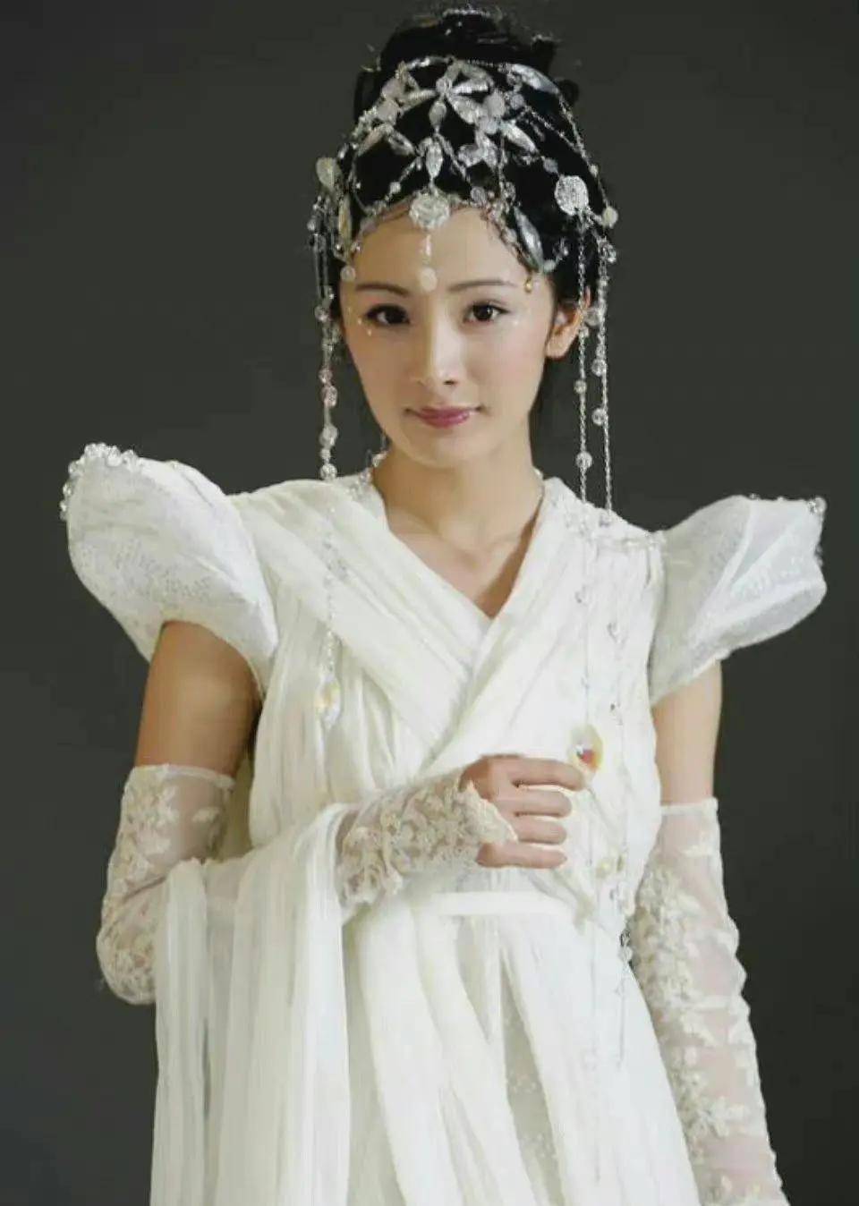简单版的鬼步舞小苹果:盘点古装剧里的经典好看的白衣美女造型-第8张图片-太平洋在线下载