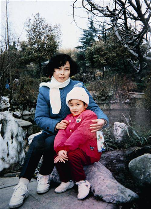 小肾磨合苹果版
:16年前，刘霆“背母上学”感动全国，10年后变性成女人，现如何了