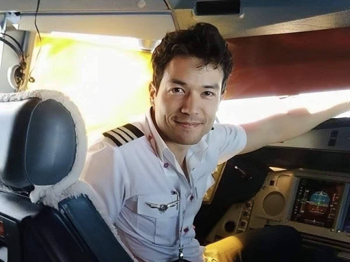 星苹果乐园童颜版:TVB知名混血男星被曝将约满离巢！宣布重当飞行员，年薪高达200万